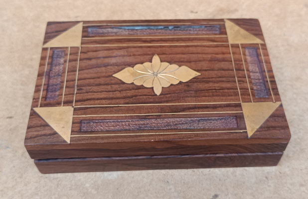 Caja madera de palisandro adornos latón. Ref R655. 15x10x3,5