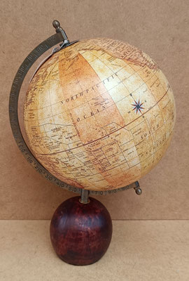 Globo terráqueo base madera. Ref 33700. 33x22,50x20