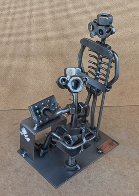 Figura tuercas radiologista.  Ref 237. 20x13x8