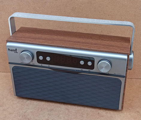 Radio despertador, altavoz inalámbrico bluetooth. Reproduce MP3 y tarjeta micro SD con puerto USB. Batería recargable. Carcasa madera y asa aluminio. Ref 42627. 25x17x8