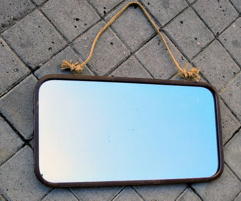 Espejo metal "oxidado" con tachuelas. Ref 65909. 35x63. Con cuerda 45 cms alto.