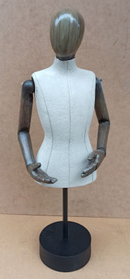 Maniquí resina. Ref 26569. 26x21x65