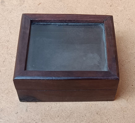Caja madera de palisandro con adorno de latón y tapa cristal.  Ref C012. 3,5x8x7