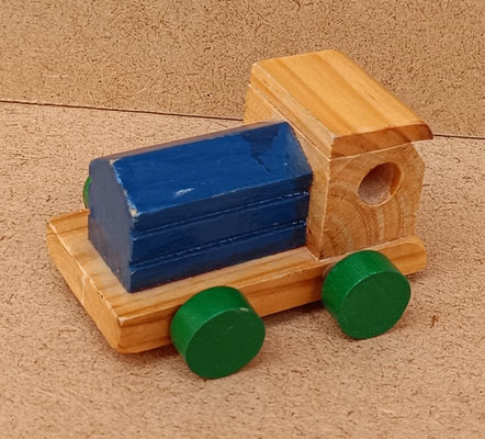 Locomotora madera. 7,5x6x4