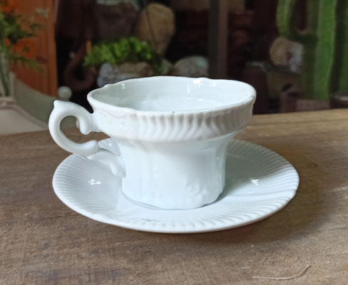 Juego 6 tazas con plato porcelana blanca. Ref RV895