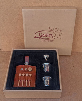 Petaca acero inoxidable con funda cuero, 2 vasos, embudo y complemento golf. Ref 6209. 7 onzas