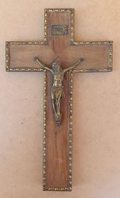 Cruz madera con Cristo metal. 34x20