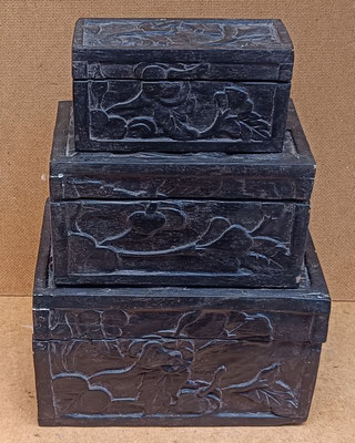 Caja madera labrada. Grande 24x15x15 no disponible. Mediana 20x12x11. Pequeña 16x7x8