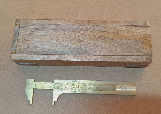 Calibre latón en caja de bambú. 11x3,5 cerrado