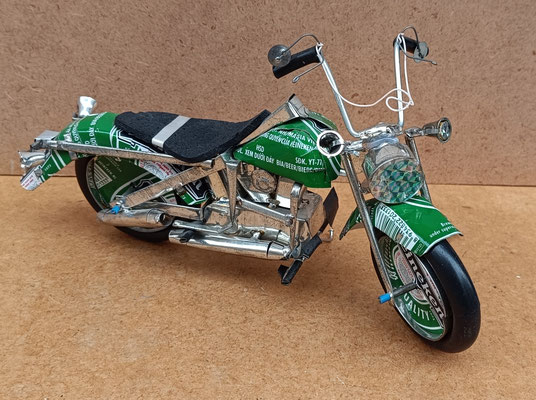 Moto hecha con lata de Heineken. 28x15x6