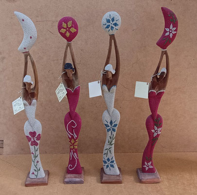 Mujer tallada artesanalmente en madera de Ácana con vestido de arena. 47x6x5
