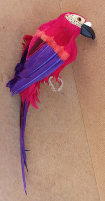 Loro poliespan y plumas. 42x12x9