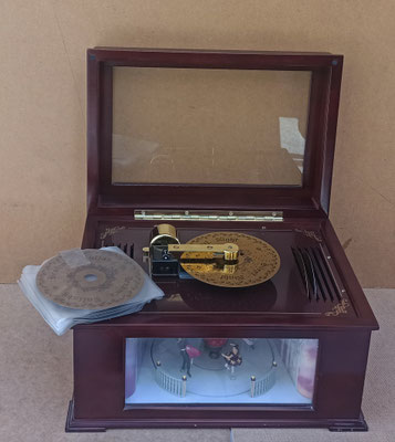 Mr Christmas "Animated music box". Ref MR9861. Caja de madera con luz y escena en movimiento de ballet. Tiene 10 discos intercambiables con canciones clásicas y villancicos. 