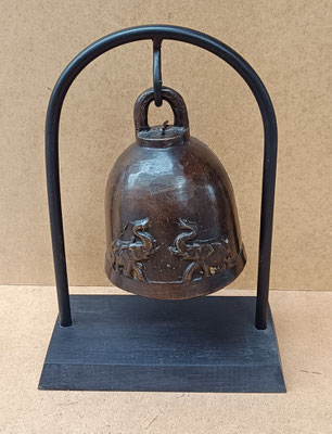 Campana bronce relieve elefantes con base madera y hierro. Ref 26186. 18x25x10. Campana 13X10