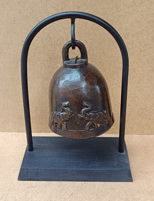 Campana bronce relieve elefantes con base madera y hierro. Ref 26186. 18x25x10. Campana 13X10