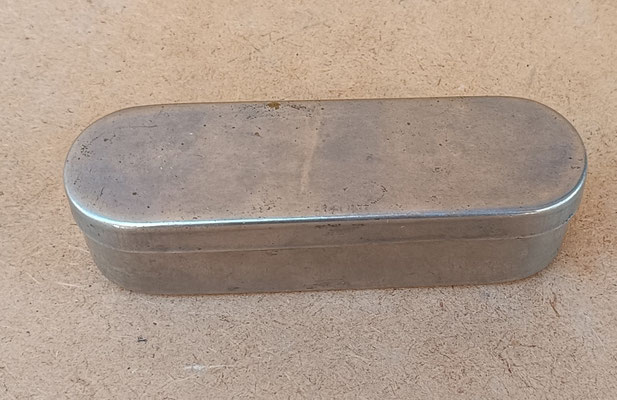 Caja metal para jeringuilla antigua. 3x12x4