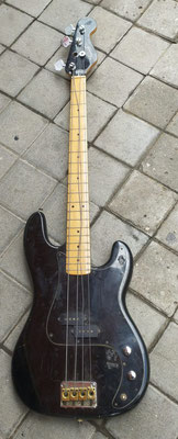 Guitarra eléctrica con 4 cuerdas negra