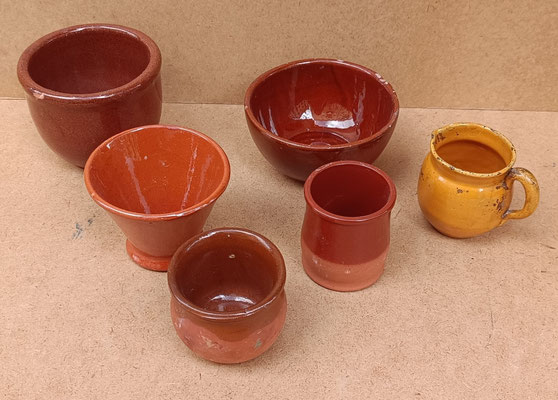 Artículos variados de barro. Consultar en tienda