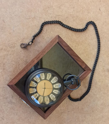 Reloj de bolsillo a pilas. Ref 414. 7,5x5,5x1