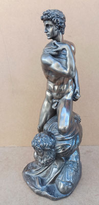 David y Goliat resina. 33x16x12