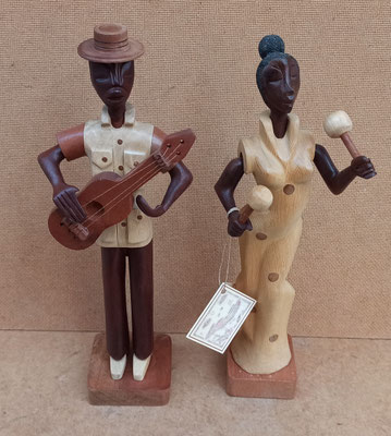 Pareja de rumberos cubanos hechos artesanalmente en madera de guayacán. 30x10x6
