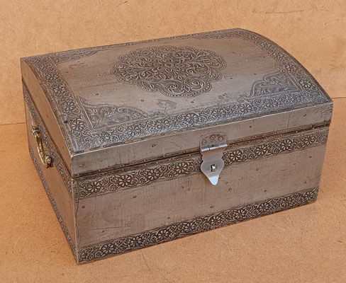 Caja madera repujada. Ref 2896. 33x26x15