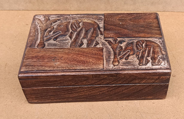 Caja madera de palisandro tallada elefantes. Ref MA11603. 20x12x7
