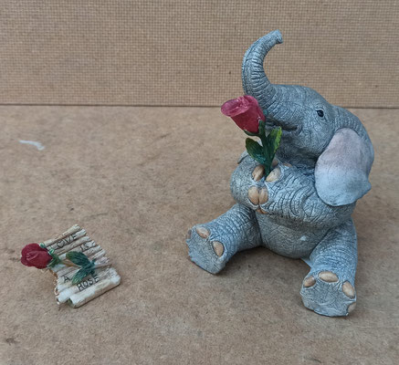 Tuskers. Love is a rose. Ref 91172. Resina. 12x10x7