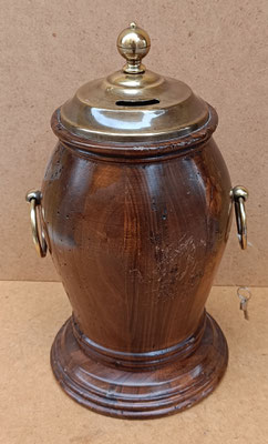 Hucha madera y latón. Ref 101. 35x17