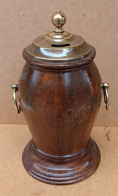 Hucha madera y latón. Ref 101. 35x17