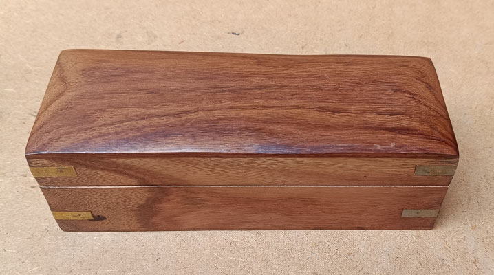 Caja madera de palisandro con adorno de latón.  Ref C027. 6x18x6,5
