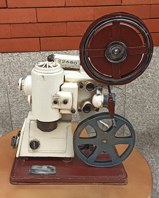 Reproducción proyector metal. 