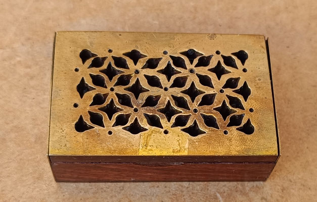 Caja madera adornos latón. Ref 611020. 6x3,5x2