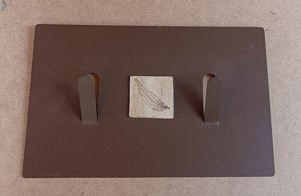 Perchero metal con tesela piedra. Ref PRPL02. 32X21X6