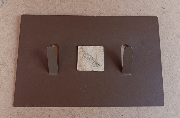 Perchero metal con tesela piedra. Ref PRPL02. 32X21X6