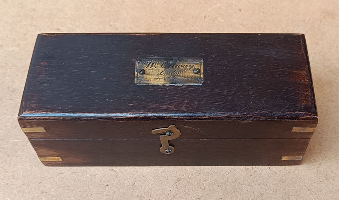 Caja madera con adorno de latón.  Ref C024. 5,5x16x6