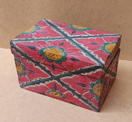 Caja madera labrada. 15x15x24