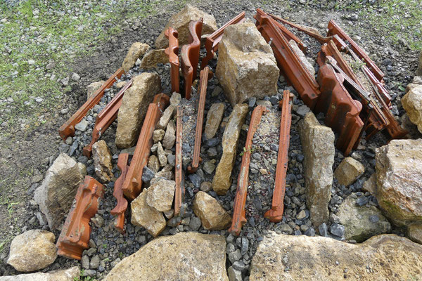 auch gröbere Natursteine kamen in die Spalten
