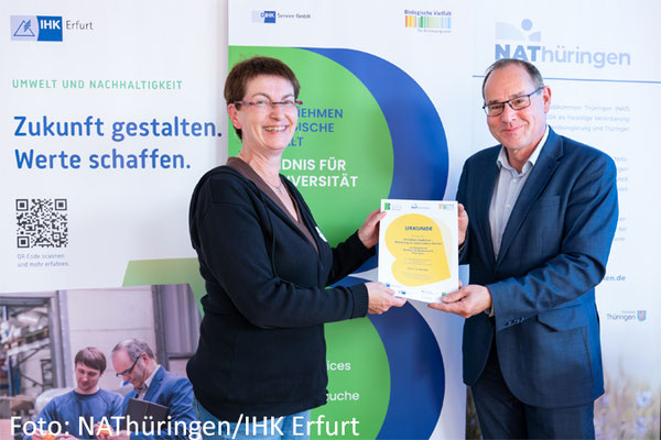 Thüringens Umweltminister Tilo Kummer übergibt Christina Zaubitzer die Urkunde als Mitglied im Bündnis für Biodiversität Thüringen