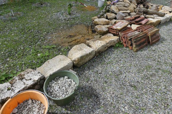zuerst haben wir uns alle Materialien für den Bau des Spaltengartens bereitgelegt wie die Dachziegel, Natursteine und Kalkschotter