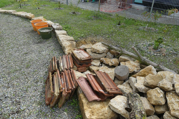 zuerst haben wir uns alle Materialien für den Bau des Spaltengartens bereitgelegt wie die Dachziegel, Natursteine und Kalkschotter