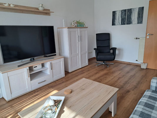 Wohnzimmer der FeWo Olli mit zwei verstellbaren Relaxsesseln und modernem Schlafsofa für RUHE. NATUR. ERHOLUNG.