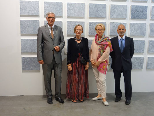 Herr Dr. Witter, Botschafter der Bundesrepublik Deutschland in Singapur (links im Bild), stattete mir in Begleitung seiner Gattin (3. v. l.) einen Besuch ab. Rechts im Bild mein Galerist Herr Ashok Jain / New York.