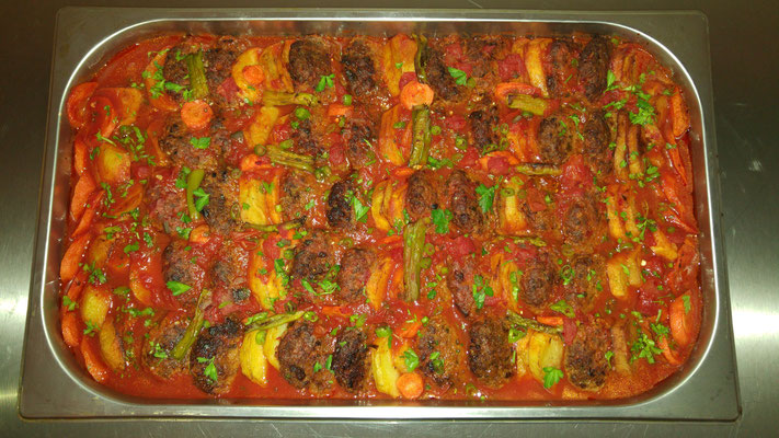 Izmir Köfte (Rind Frikadellen mit Kartoffeln und Möhren in Tomaten-Knoblauch Soße)