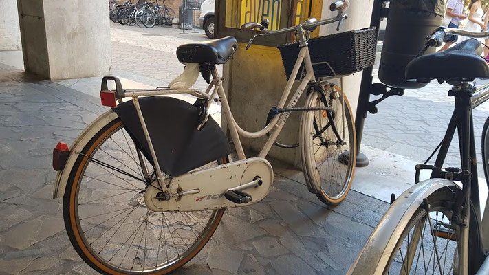 Sehr auffällig: Die Fahrräder in der Stadt sehen alle gleich aus