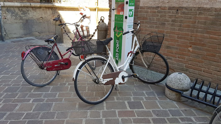 Egal ob groß oder klein, alle fahren irgendwie mit diesen Minirädern, sehr lustig