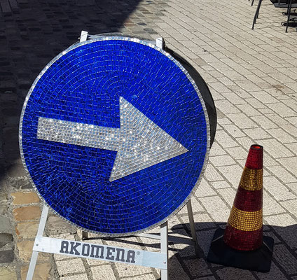 Hier sind viele banale Alltagsgegenstände aus tollen Mosaiksteinen gemacht