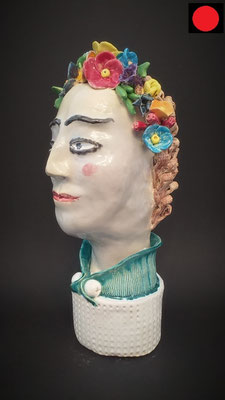 „Mädchen mit Blumenkranz im Haar“ Keramik aus weißem Ton bunt glasiert,  25cm hoch