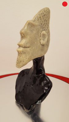 "Alberto 2“ Keramikbüste aus zwei Teilen zusammengesetzt. Kopf aus weißem Ton mit Crackleglasur und Tusche patiniert 22cm hoch