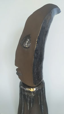 „...“ Keramik aus dunklem Ton mit Goldfarbe glasiert,  46cm hoch